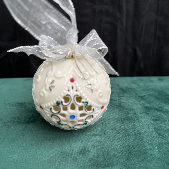 Holiday, 2003 Ceramic Christmas ball with bow - Picture 1 of 5